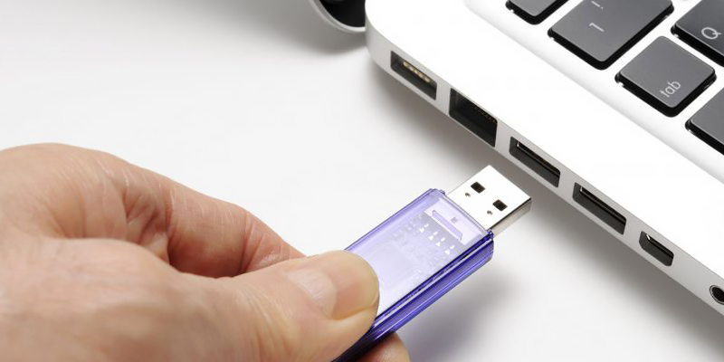 USBメモリーをMacのスロットに挿入している画像
